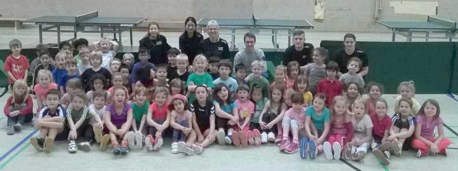 Teilnehmer der Tischtennis-Mini-Olympiade mit Helfern in der Sporthalle der Grundschule Klint